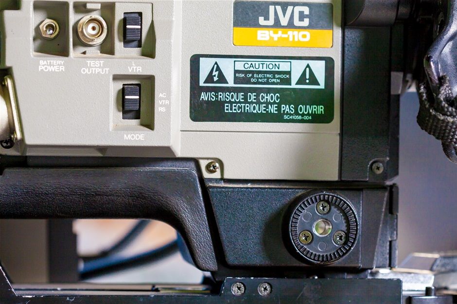 Vintage JVC BY-110 Videocamera VTR ADAPTER VHS BR-1600EG

Extremely compact, lightweight--8.2 lbs. with lens and 1