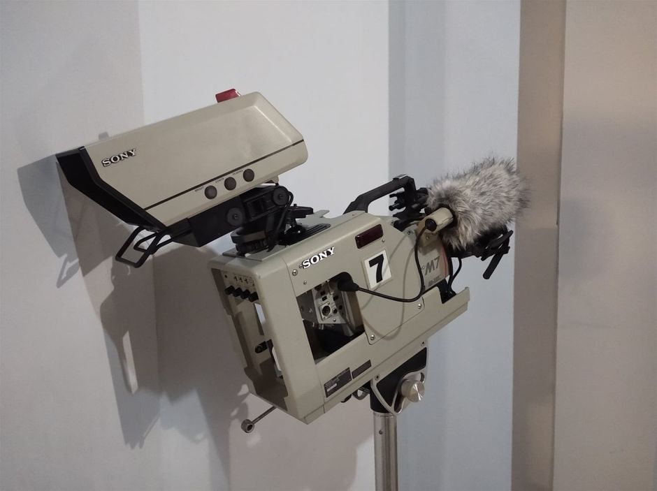 SONY Broadcast Vintage Kit VIDEO CAMERA DXC-M7 + CA-M7 STUDIO ADAPTER. 3 ccd enf/efp color camera, 700L resolution,variable shutter speed, 3 position vtr selector, split field color bars, rs-170a sync signalgen, composite, rgb, r-y/b-y, y/c out.

With the adjunct of the OXC-M3A, high quality video became affordable. With the
appearance of the OXC-3000, videographers were freed from many of the limitations imposed for years by tube technology
By combining the experience gained in the production of tens of thousands of professional CCD cameras, and a near generation of CCD sensors, Sony engineers have achieved a quantum leap in the performance of solid state cameras.
Integrating a higher density CCO array (developed to increase resolution while actually decreasing noise) with signal processing developed to complement the unique characteristics of CCO's, the OXC-Ml actually produces a better picture than could even be hoped for in a tube camera at anywhere near the same cost. Lessons learned from thousands of customers have also led to a system of camera ergonomics, controls and accessories more flexible than any other camera ever equipped to the professional video community.