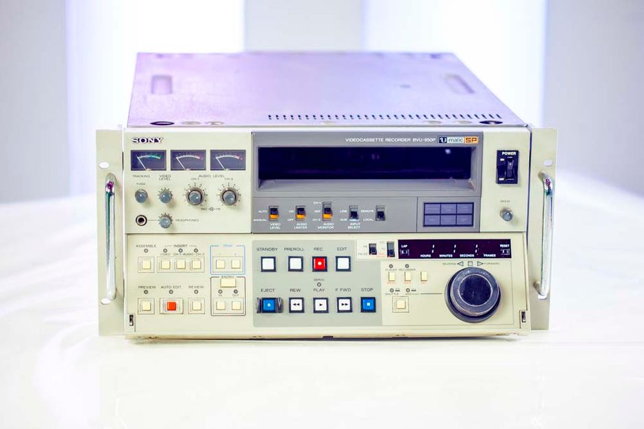 Sony Umatic SP bvu-950p video recorder player.
The BVU-950 Editing U-matic incorporates Sony's Superior Performance (SP) technology, to offer higher picture quality and dubbing capability, while remaining compatible with ealier high-band U-matics.
It also features a plug-in wide window time base corrector and time code generator/reader options. It was one of the first VTRs to use the search dial for setting and displaying time code diagnostics, VTR functions and much more.
Improved audio performance is guaranteed by adoption of Dolby C noise reduction for SP tapes, with auto-detection/activation on playback.

Improved design makes unit lighter than predecessors.
FM carrier frequency 0.8MHz up on normal high-band, improves luminance resolution to 300 lines for clear, detailed colour/monochrome playback.
Fully compatible with high band U-matics in luminance signal deviation (1.6MHz) and chroma sub-carrier frequence (924kHz).
Takes low/high band and SP tapes, with built in auto selection of system and Dolby in/out detection when using Sony KSP tapes.
Improved video circuitary improves luminance/chrominance ringing performance.
Dolby C noise reduction improves audio signal-to-noise ratio to 72dB (measured by CCIR/ARM filter, RMS).
heads and playback circuit improve audio frequency response and raise non-Dolby signal-to-noise ratio to 52dB in SP mode.
Improved controls for audio/erase/record/playback heads improve audio insert editing accuracy.
First-ever plug-in time base correction available with optional BKU-903, a full-feature wide window TBC with seperate remote controller.
Optional BKU-905 plug-in time code generator/reader permits sophisticated time code editing.
Dial operated setting and LED/monitor display of codes, diagnostics, preroll and operational data, with built in character generator.
Built in 2-machine editing facility with RS-422 remote control interface.
Bidirectional shuttle/jog options giving quality pictures from STILL to 10 times normal or frame by frame.