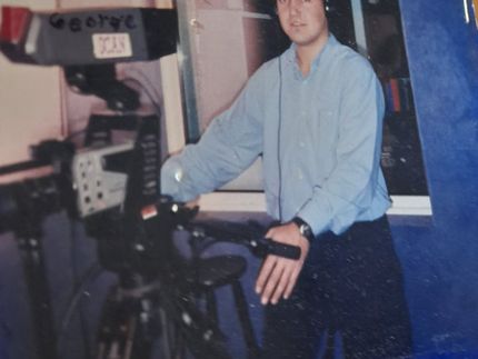 Από το παλιό στούντιο του σταθμού το 1995, διαπιστώνουμε ότι χρησιμοποιούσαν PANASONIC F15 κάμερες.Υπήρχαν και  M7 vhs βιντεοκάμερες. Φωτογραφία Γιώργος Γεμενετζης.