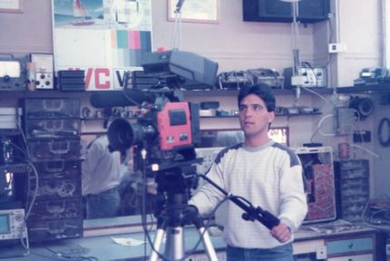 Στη φωτογραφία αρχείου βλέπουμε τον Νίκο Κουρουμπλή με την κάμερα JVC KY 210 του Μαγνησία TV.